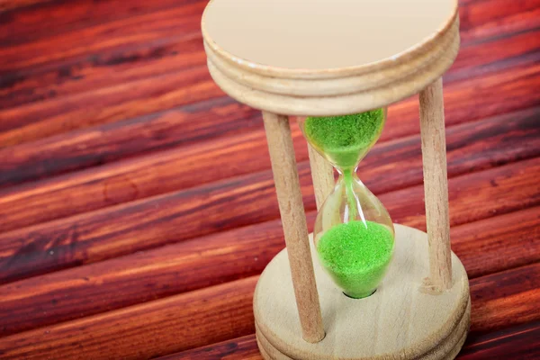 Sanduhr auf dem Tisch — Stockfoto