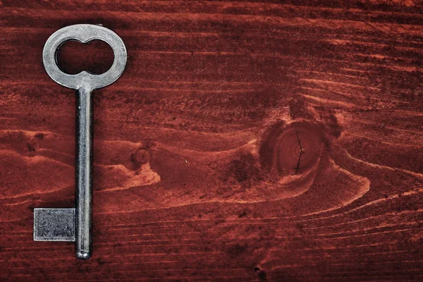 Старый ключ на столе — стоковое фото