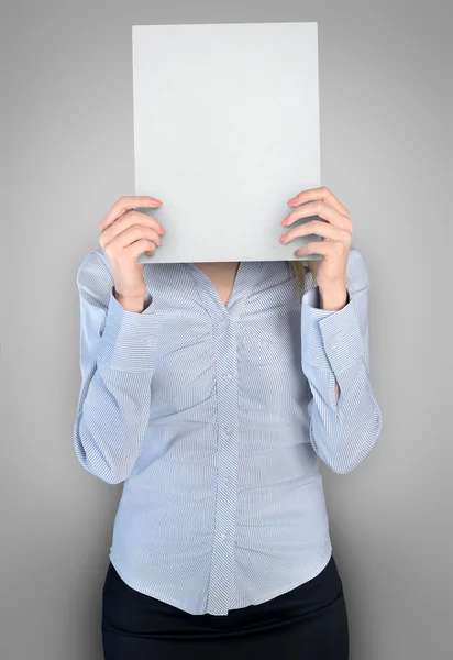 Gezicht van de dekking van de vrouw met de Raad van bestuur — Stockfoto