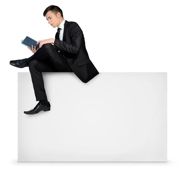Hombre leyendo en tablero vacío —  Fotos de Stock