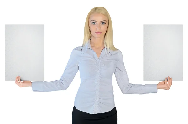 Geschäftsfrau zeigt zwei leere Papiere — Stockfoto