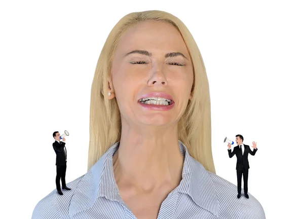 Kleiner Geschäftsmann schreit gestresste Frau an — Stockfoto