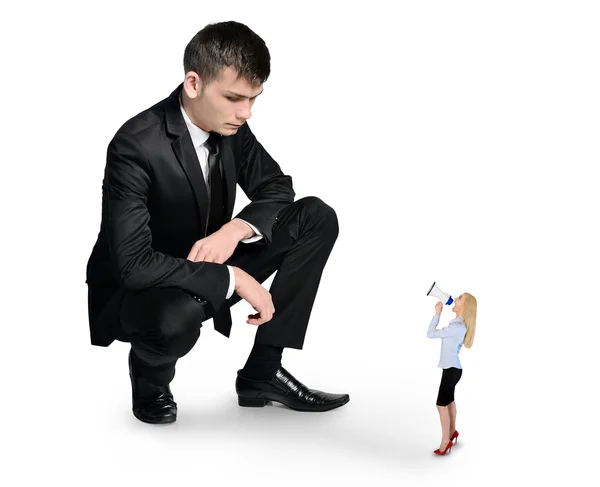 Homem de negócios isolado olhando para a pequena mulher — Fotografia de Stock