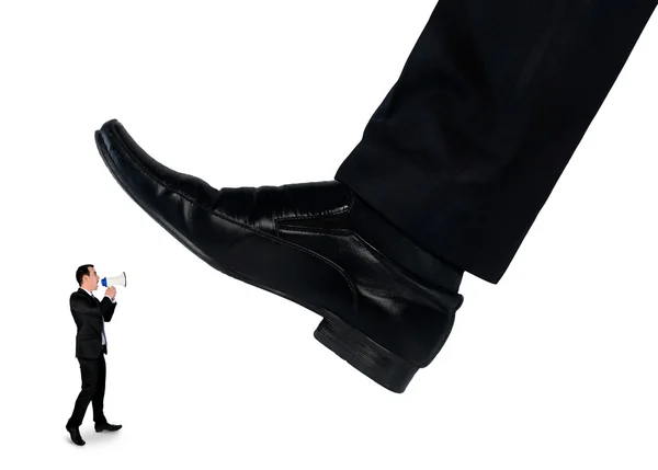 Ноги человека сокрушительный маленький бизнесмен — стоковое фото