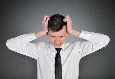 İş adam baş ağrısı çığlık