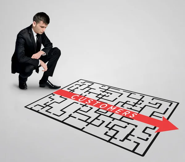 Business man thinking Customers word maze solution — Stock Photo, Image