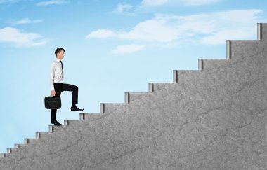 İş adamı göğe merdiven tırmanmak