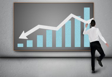 İş adamı tahtaya ok aşağı yazmak