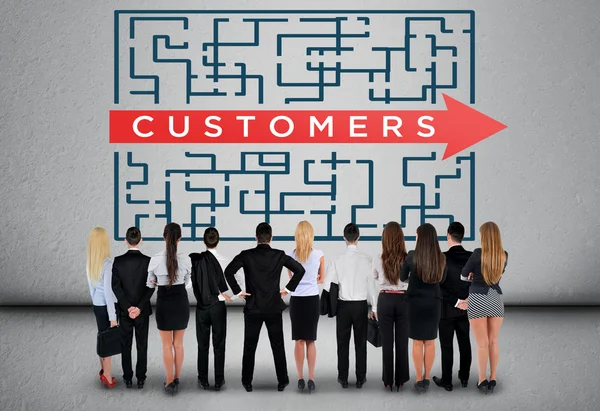 Business team thinking Customers word maze solution — Stock Photo, Image