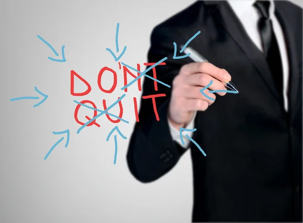 Un homme d'affaires écrit Don't Quit — Photo