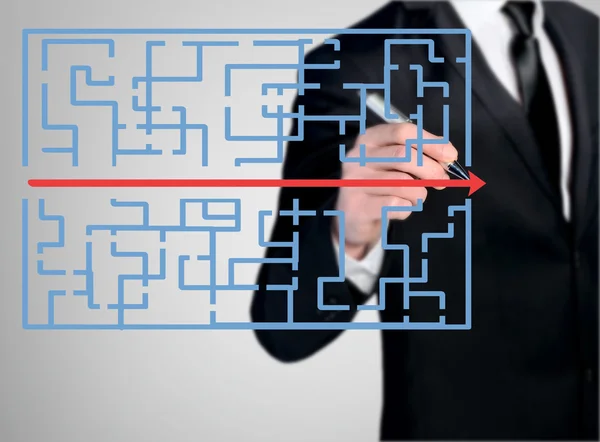 Geschäftsmann schreibt Labyrinth-Lösung — Stockfoto