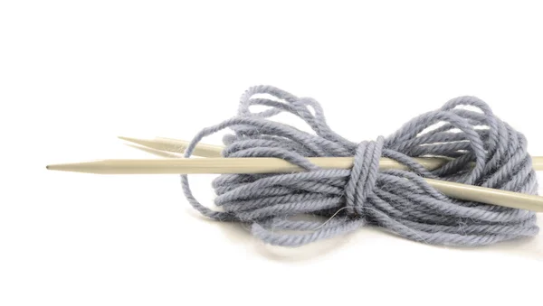 白で隔離されるスポークと編み物 — ストック写真