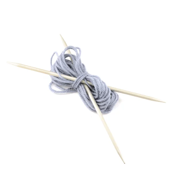 白で隔離されるスポークと編み物 — Stock fotografie