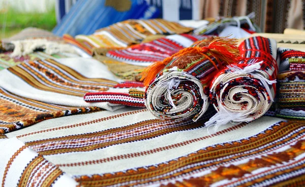 En mängd olika ukrainska traditionella handgjorda broderade handdukar — Stockfoto