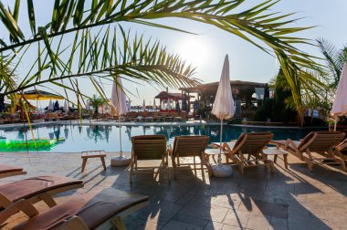 Yüzme Havuzu, Golden Beach, Varna tarafından ahşap şezlong