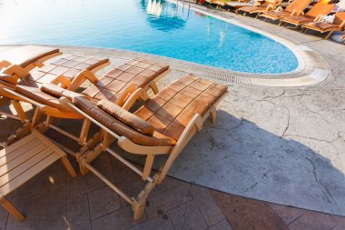 Yüzme Havuzu, Golden Beach, Varna tarafından ahşap şezlong