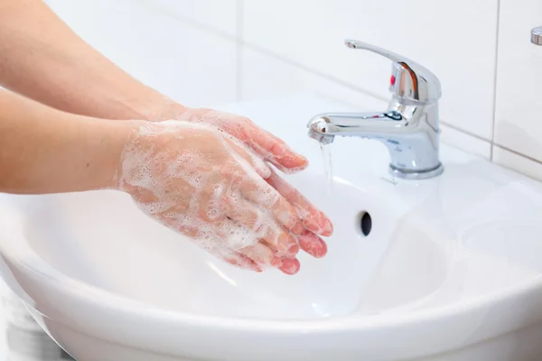 Lavage des mains avec du savon sous l'eau courante — Photo