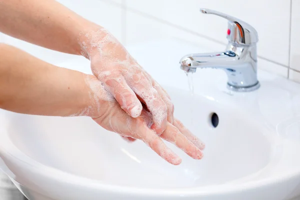 Wassen van handen met zeep onder stromend water — Stockfoto