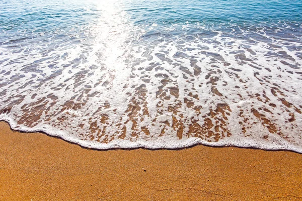 Vague douce de la mer sur la plage de sable fin — Photo