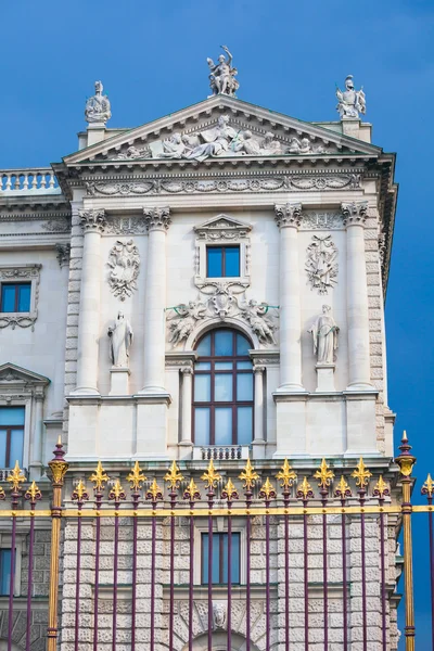 Centro de Congresos valla dorada y detalle de arquitectura en Viena —  Fotos de Stock