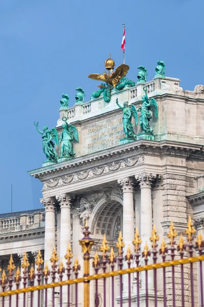 Золотой забор и архитектурные детали конгресс-центра в Вене — стоковое фото