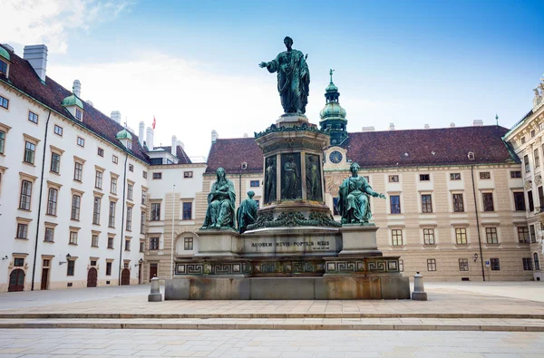 Patio del Palacio de Hofburg con monumento al emperador Francisco I —  Fotos de Stock