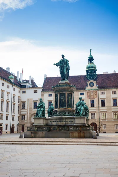 Patio del Palacio de Hofburg con monumento al emperador Francisco I —  Fotos de Stock