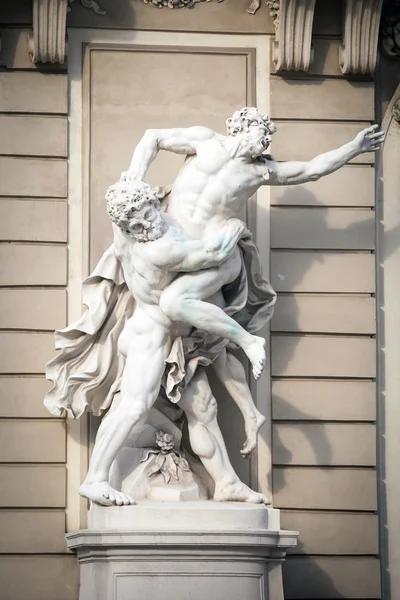 Statue av Herakles som kjemper mot Antaios ved inngangen til palasset i Hofburg – stockfoto