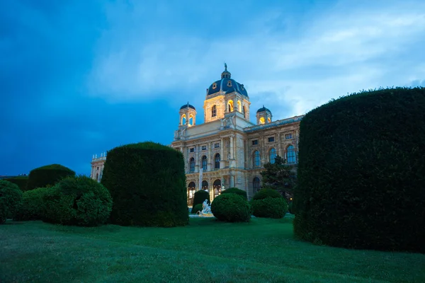 Noční pohled na slavné přírodní muzeum — Stock fotografie