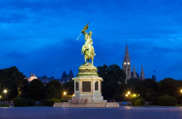 Monumento dedicado al archiduque Carlos de Austria por la noche — Foto de Stock