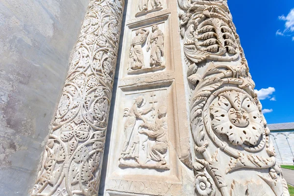 Battistero Pisa detalle de la escultura de entrada, Piazza del Duomo — Foto de Stock