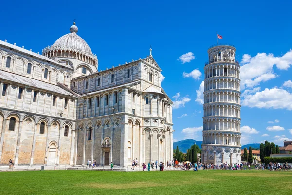 Pisa tower and cathedral on Piazza del Duomo — Stock Photo, Image