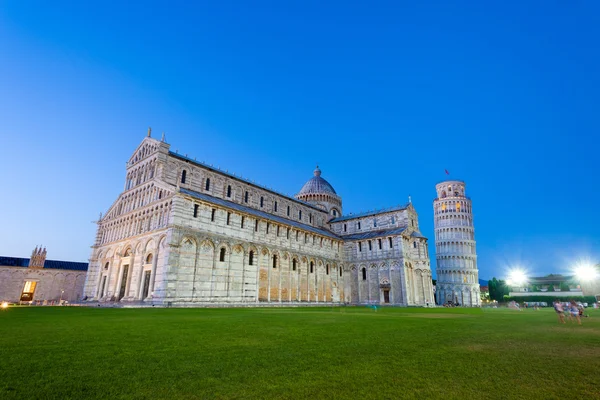 Piazza del Duomo com torre de Pisa e a Catedral iluminado um — Fotografia de Stock