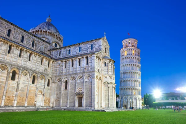 Piazza del Duomo com torre de Pisa e a Catedral iluminado um — Fotografia de Stock