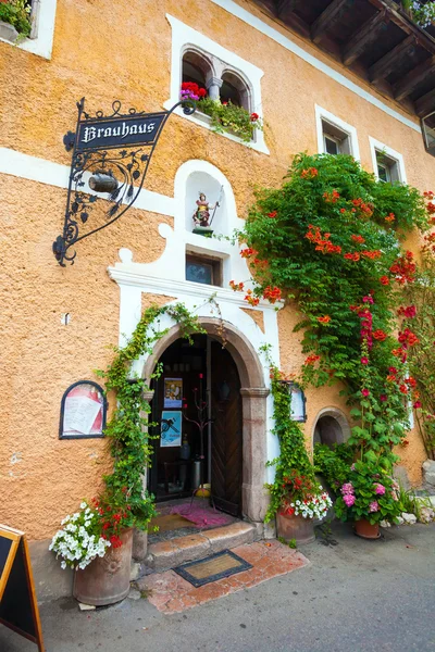 Casa de hóspedes típica coberta com plantas de flores em Hallstatt vill — Fotografia de Stock