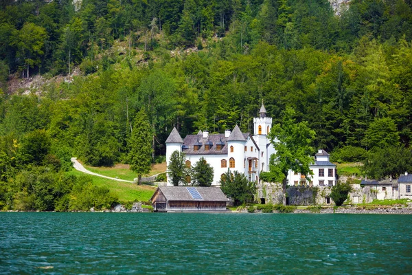 ハルシュタット湖の岸の上に城 — ストック写真
