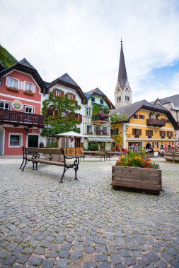 renkli evler köy meydanında hallstatt