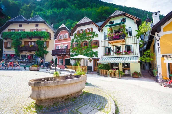 Öffentliche Trinkwasserbrunnen mit typischen bunten Häusern in h — Stockfoto