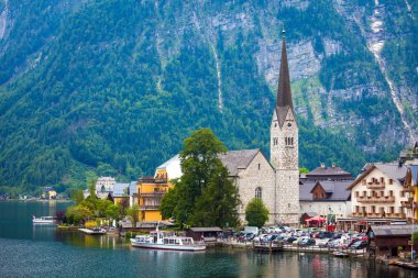Görünüm christuskirche Kilisenin çan kulesi ile hallstatt köyünün