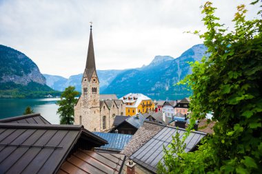 Görünüm christuskirche Kilisenin çan kulesi ile hallstatt köyünün