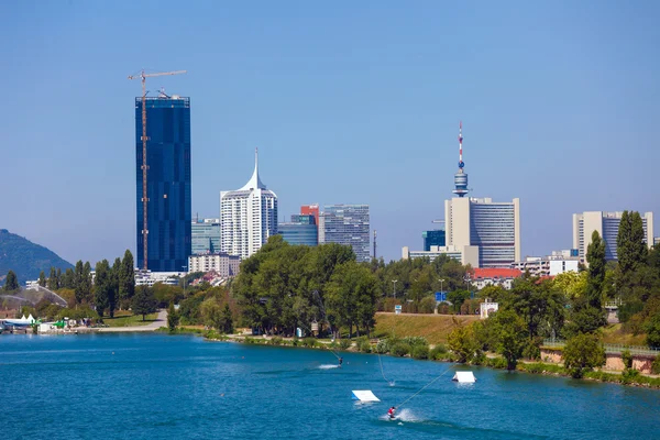 Waterskiing in Vienna with modern city skyline on background — Stock Photo, Image