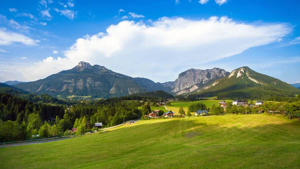 Krásný výhled z rakouských Alp s typickou horskou hous — Stock fotografie