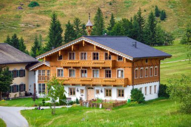 Avusturya Alplerinde güzel tipik dağ misafir evi