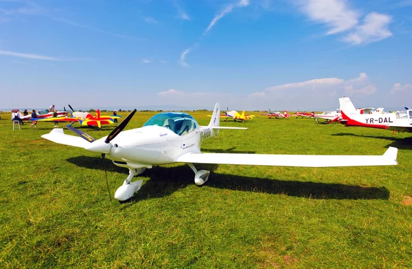 Weißes Flugzeug auf einer grünen Wiese — Stockfoto