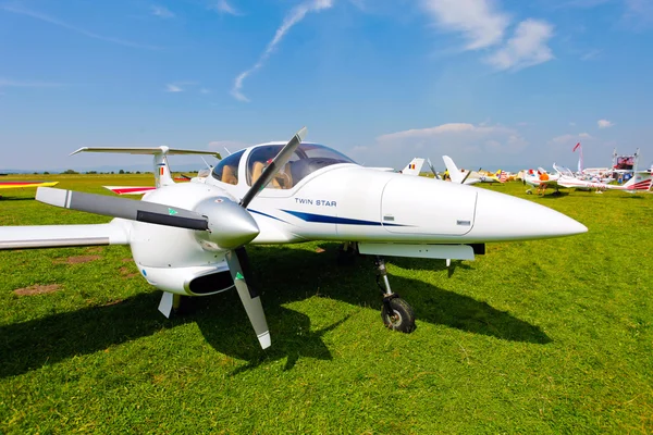 Weißes Flugzeug auf einer grünen Wiese — Stockfoto