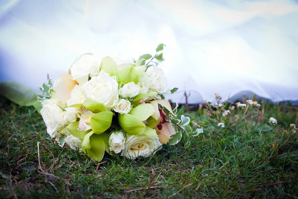 与白色玫瑰和兰花的婚礼花束 — 图库照片