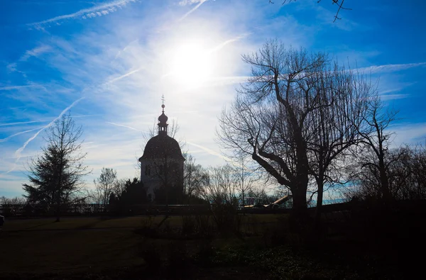 Silueta vista de la torre Glockenturm en la colina de Schlossberg, Graz —  Fotos de Stock