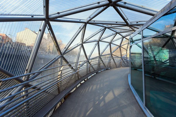 Insel an der Mur durch eine moderne Stahl-Glas-Brücke verbunden — Stockfoto
