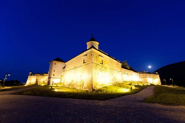 Stará pevnost "Cetatuia" svítí v noci, Brasov — Stock fotografie