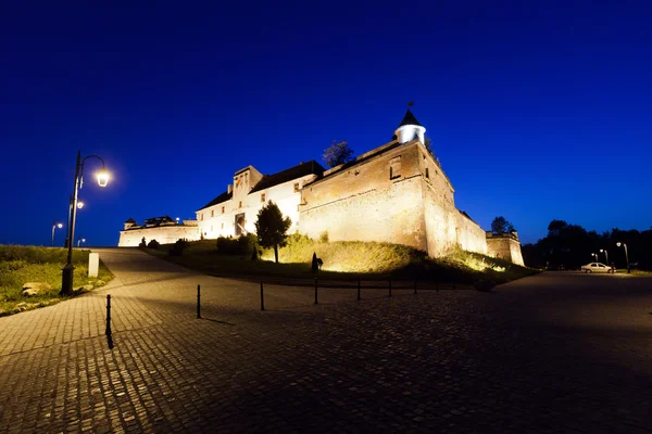 Stará pevnost "Cetatuia" svítí v noci, Brasov — Stock fotografie